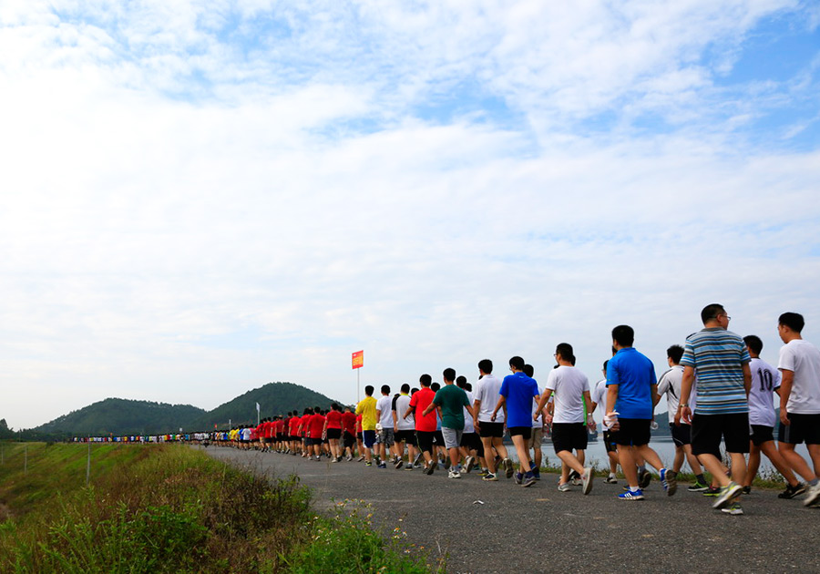 玉柴集团在玉林寒山水库开展徒步拉练