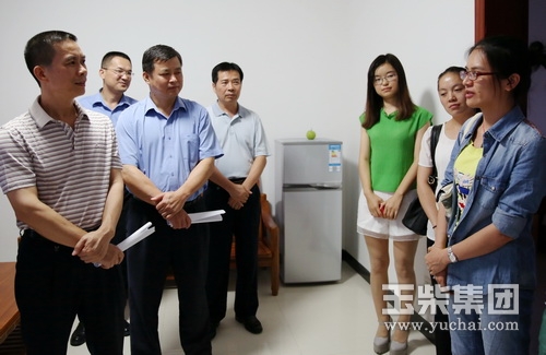 玉柴集团副总裁关敏等领导带着浓浓的关爱之情到大学生公寓慰问2015届图片