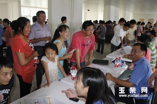 在大学生公寓楼报到现场,集团公司党委副书记关敏,人力资源部总图片