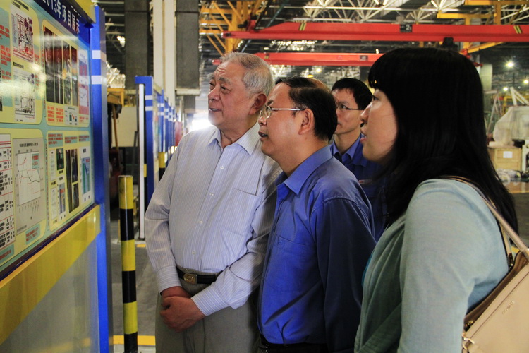 动态   在生产车间,陈荫三教授在玉柴股份副总经理钟玉伟等的陪同下