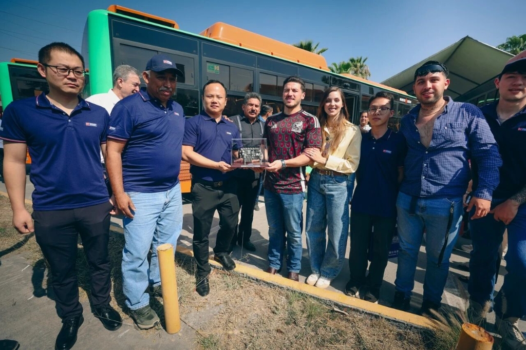 批量搭载玉柴天然气发动机的公交车交付墨西哥客户