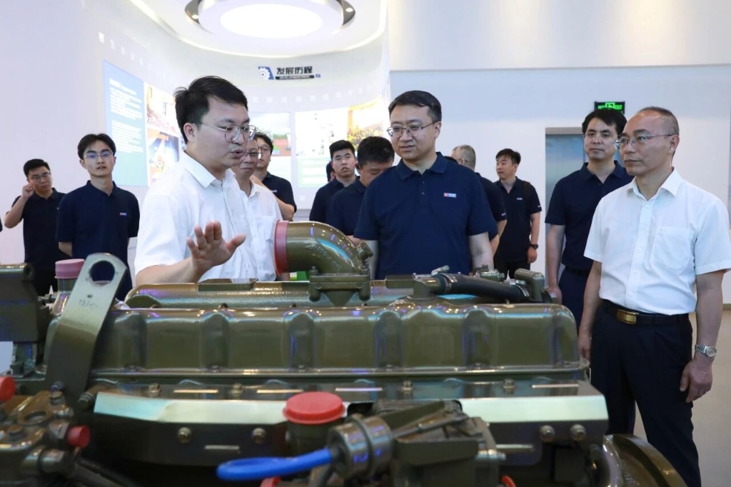 陕汽商用车党委委员、纪委书记许可带领经销商团队走进玉柴