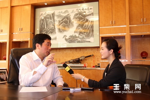 晏平接受新浪财经频道记者采访